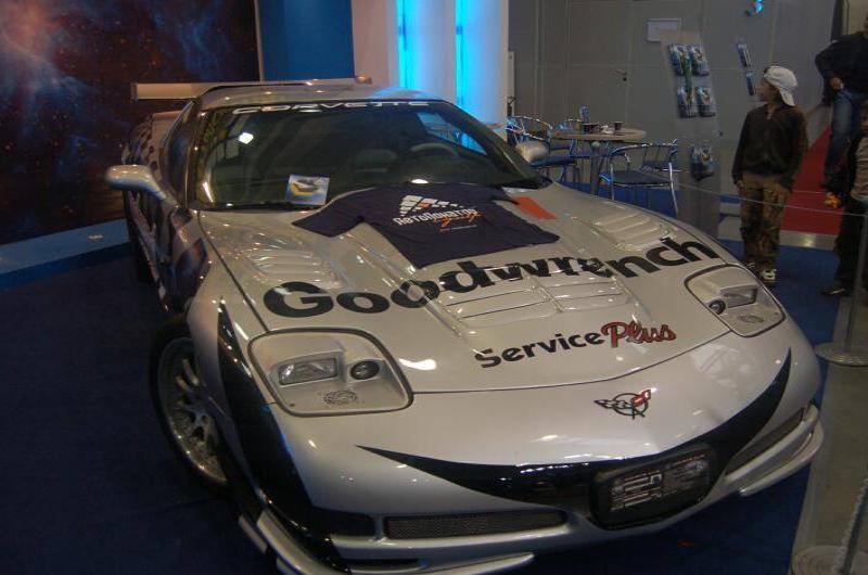 Белый спортивный автомобиль Corvette с наклейками Goodwrench Service Plus на выставке