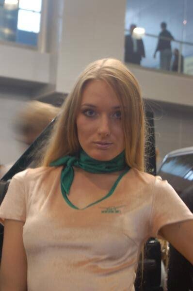Motorshow 2006, Москва: девушка в розовой футболке с зелёным шарфом у автомобиля
