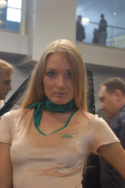 Motorshow 2006, Москва: девушка в бежевой футболке с зелёным шарфом у лестницы