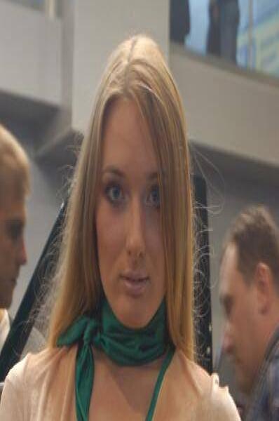 Motorshow 2006, Москва: девушка в бежевой футболке с зелёным шарфом у лестницы