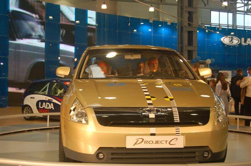 Моторшоу-2006: золотой LADA Project C на круглой подиумной платформе