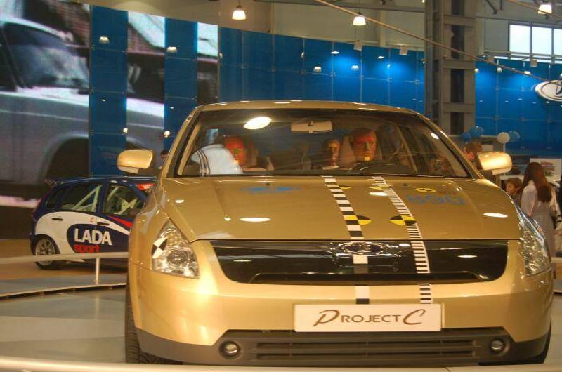 Моторшоу-2006: золотой LADA Project C на круглой подиумной платформе