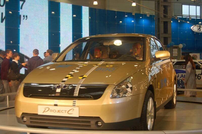 Золотистый концепт-кар Project C на автосалоне с маркировкой 890
