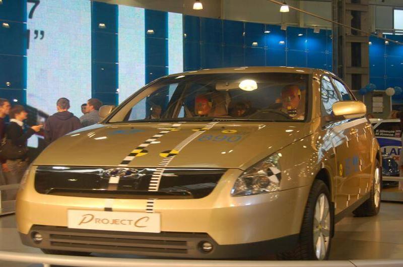 Золотистый концепт-кар Project C на автосалоне с маркировкой 890
