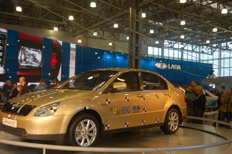 Моторшоу-2006: золотистый Лада Приора на испытательной площадке