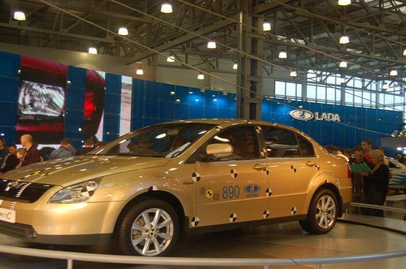 Моторшоу-2006: золотистый Лада Приора на испытательной площадке
