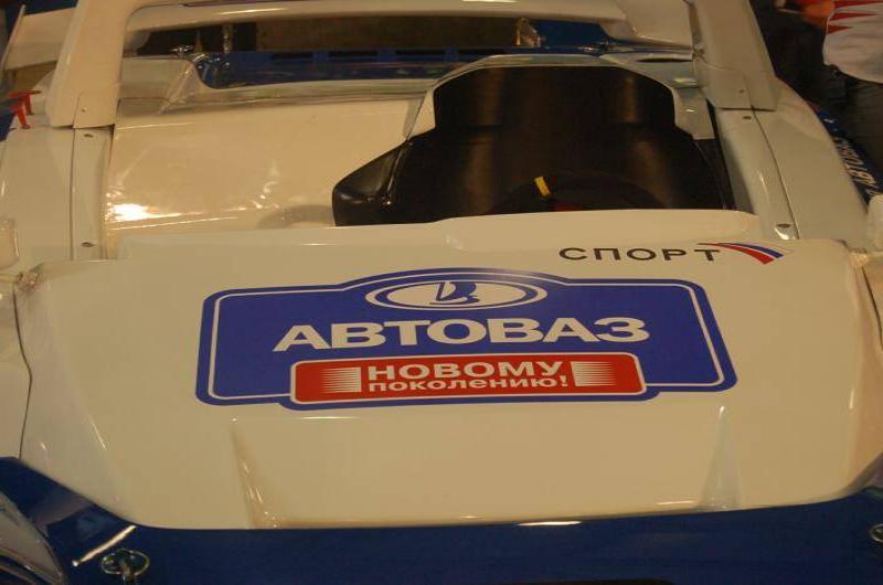 Motorshow 2006: белый гоночный автомобиль с логотипом «Автоваз»