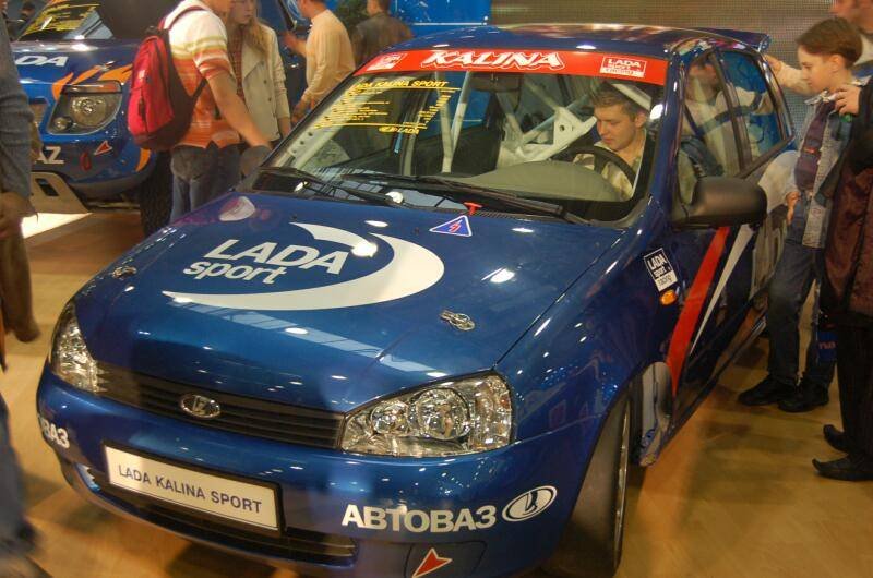 Синий гоночный автомобиль Lada Kalina Sport на выставке