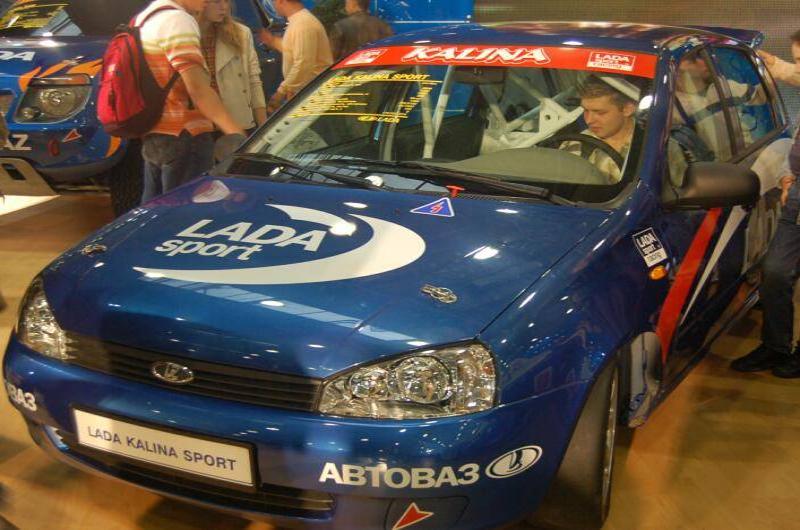 Синий гоночный автомобиль Lada Kalina Sport на выставке