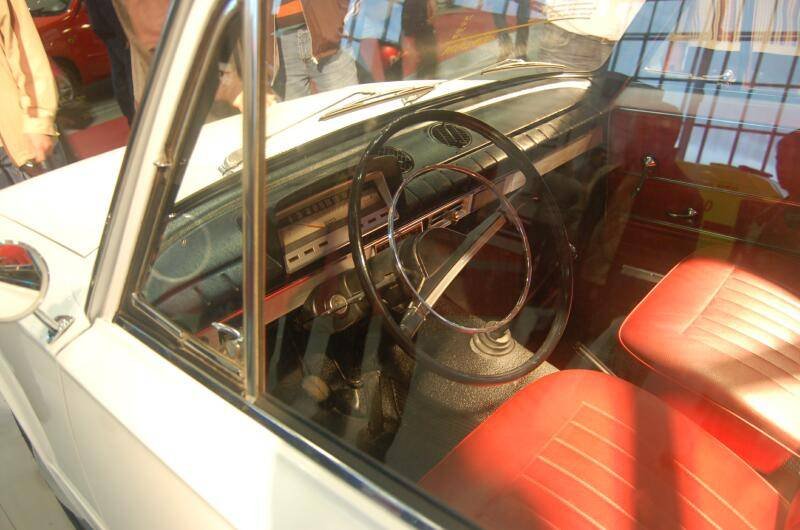 Motorshow 2006: белый автомобиль с красными сиденьями и чёрным рулём