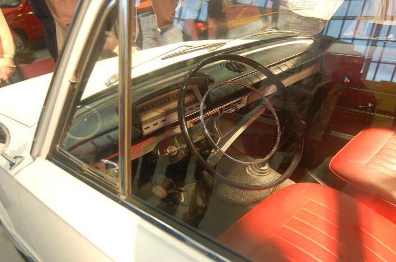 Motorshow 2006: белый автомобиль с красными сиденьями и чёрным рулём