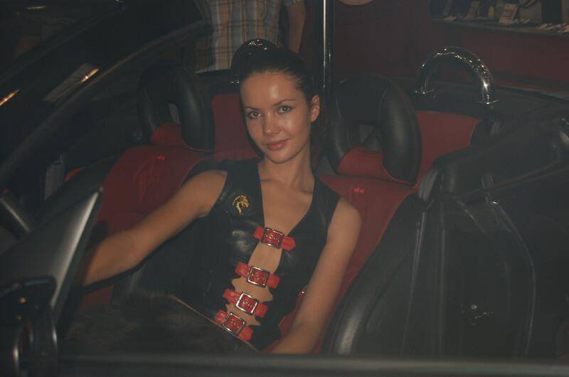 Motorshow 2006, Москва: женщина в кожаном наряде с красными пряжками у сиденья кабриолета