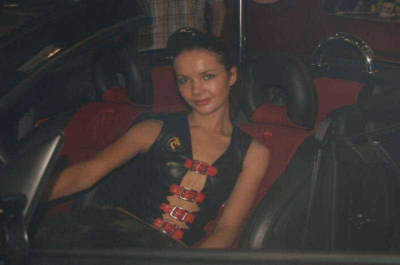 Motorshow 2006, Москва: женщина в кожаном наряде с красными пряжками у сиденья кабриолета
