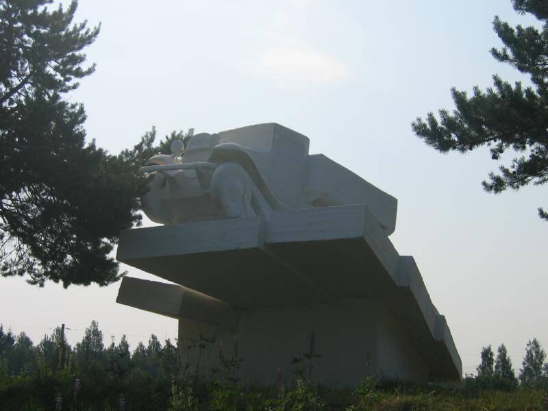 Памятник «Автомобиль» в Старой Ладоге, 2006