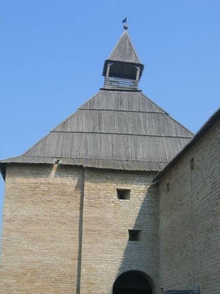 Старая Ладога, 2006: деревянная башня с каменным основанием
