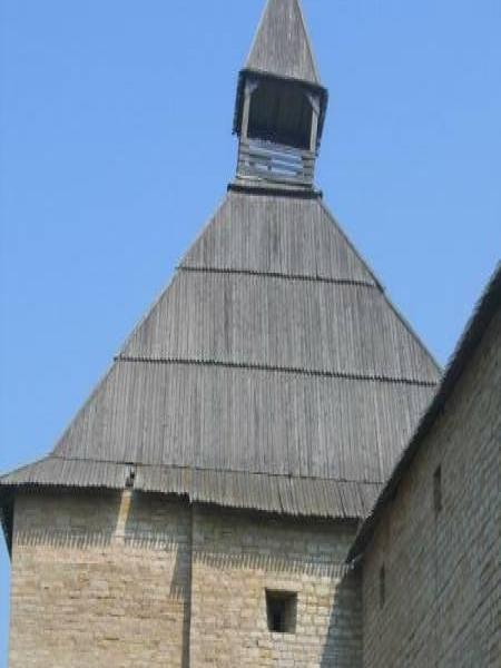 Старая Ладога, 2006: деревянная башня с каменным основанием