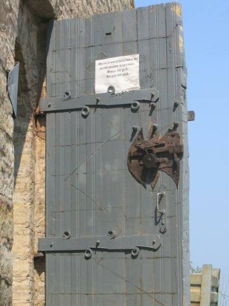 Дверь в Старой Ладоге, 2006: ржавый замок и бумажный листок