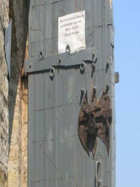 Дверь в Старой Ладоге, 2006: ржавый замок и бумажный листок