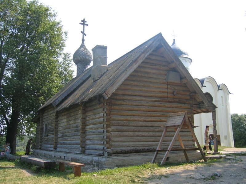 Старая Ладога, 2006: деревянная церковь с луковичной главой и белокаменным храмом на заднем плане
