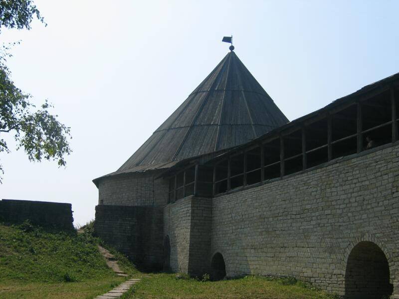 Старая Ладога, 2006: коническая башня с деревянной крышей и каменной стеной