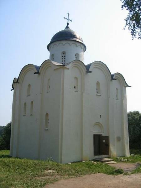 Церковь Успения в Старой Ладоге, 2006: белокаменная купольная постройка с арочными нишами