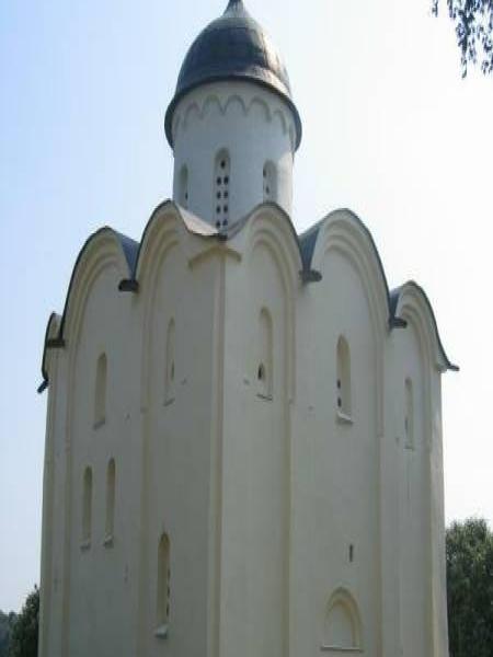 Церковь Успения в Старой Ладоге, 2006: белокаменная купольная постройка с арочными нишами