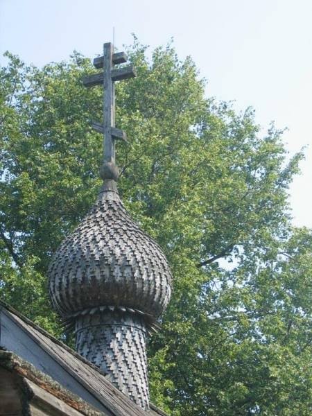 Старая Ладога, 2006: деревянный купол с резным крестом над церковью