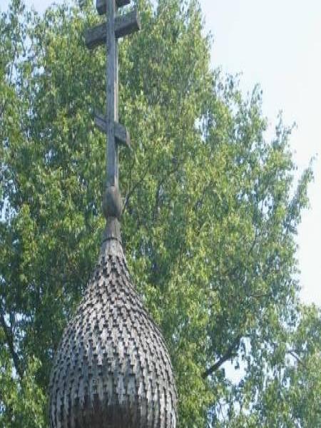Старая Ладога, 2006: деревянный купол с резным крестом над церковью