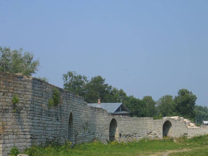 Старая Ладога, 2006: каменные арки и зелень у стен древнего кремля
