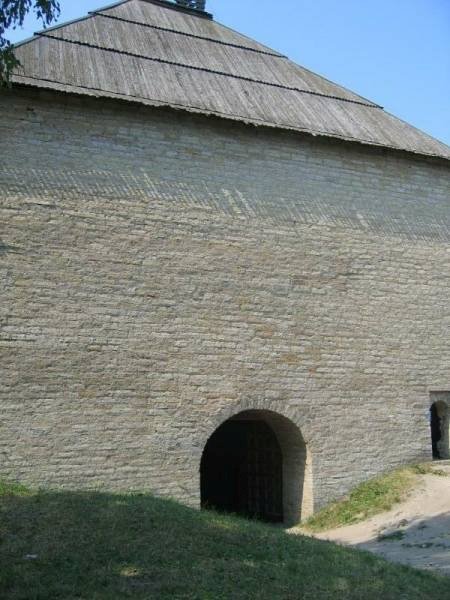 Старая Ладога, 2006: каменная башня с арочным проёмом и деревянной крышей