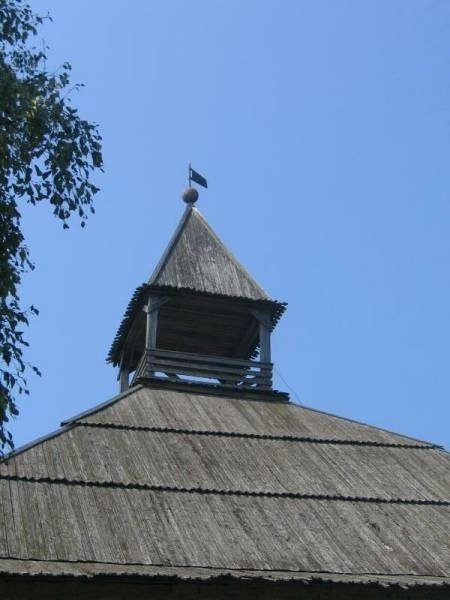 Купол церкви в Старой Ладоге, 2006: соломенная крыша и флаг на шпиле