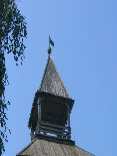 Купол церкви в Старой Ладоге, 2006: соломенная крыша и флаг на шпиле