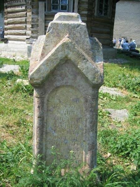 Каменный надгробный памятник в Старой Ладоге, 2006