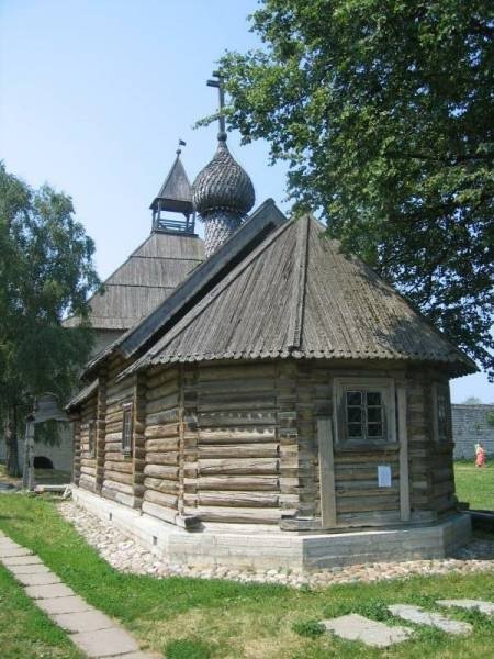 Старая Ладога, 2006: деревянная церковь с шатровым куполом и колокольней