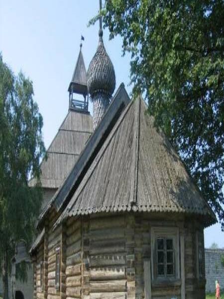 Старая Ладога, 2006: деревянная церковь с шатровым куполом и колокольней