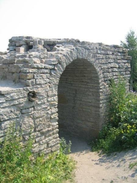 Старая Ладога, 2006: каменная арка с бойницей в руинах крепости