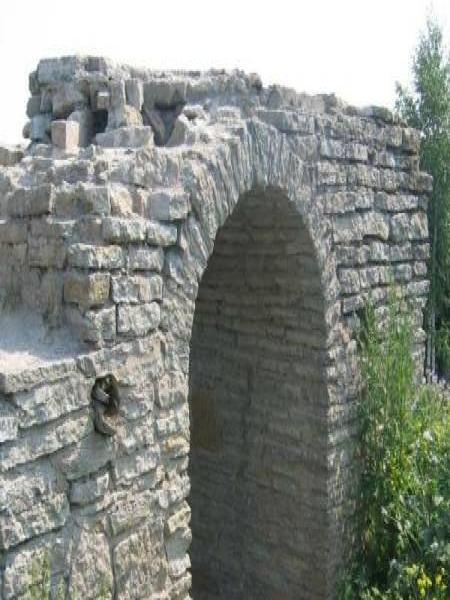 Старая Ладога, 2006: каменная арка с бойницей в руинах крепости
