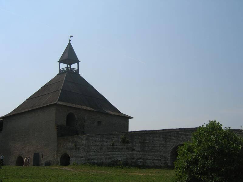 Старая Ладога, 2006: каменная башня с деревянным шатром и флагом