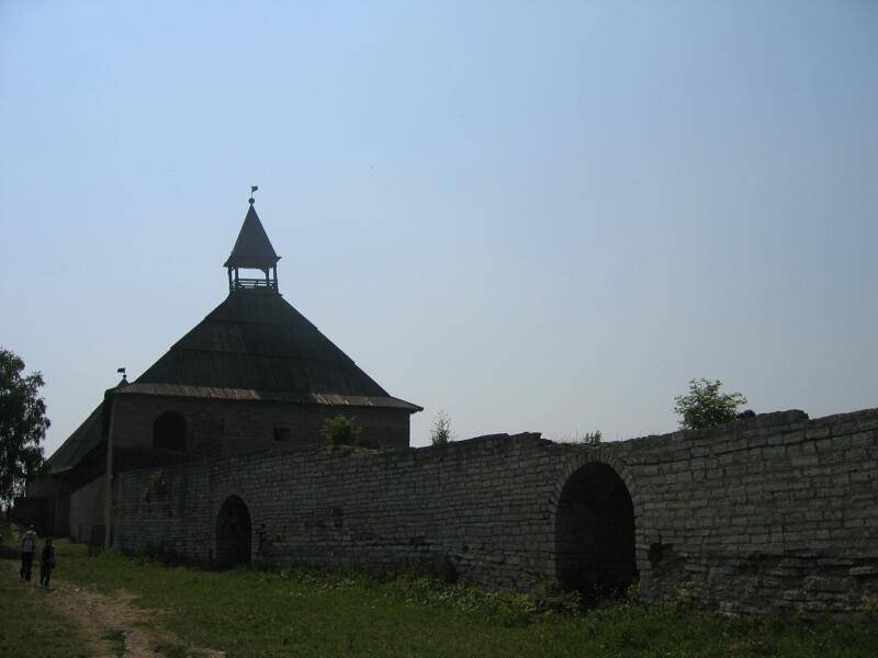 Старая Ладога, 2006: деревянная башня за каменной стеной