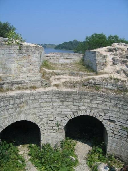 Старая Ладога, 2006: каменные арки и остатки крепостной стены у реки