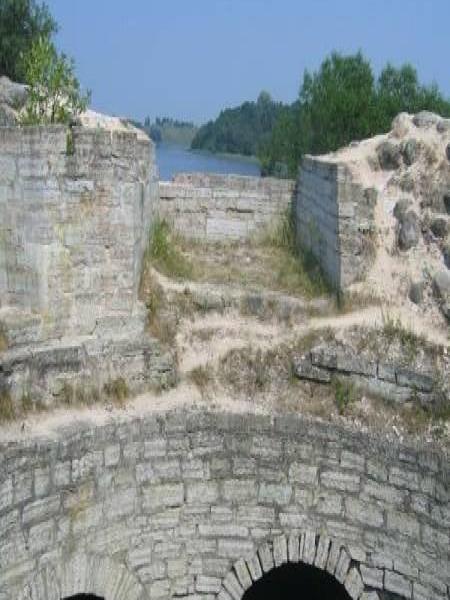 Старая Ладога, 2006: каменные арки и остатки крепостной стены у реки