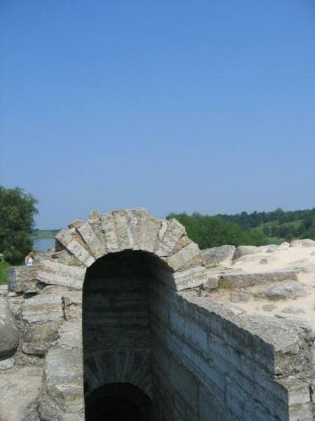 Старая Ладога, 2006: остатки каменной арки с полукруглым сводом