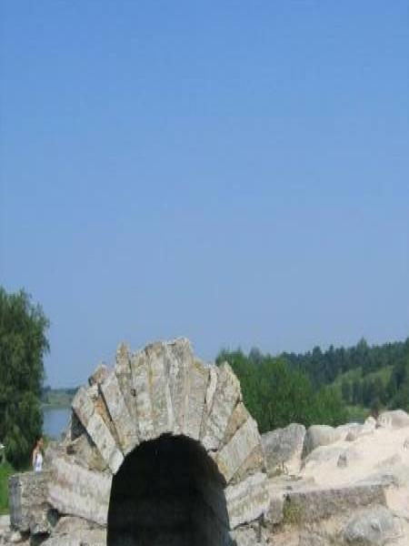 Старая Ладога, 2006: остатки каменной арки с полукруглым сводом