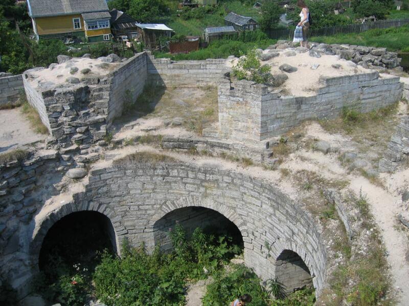 Старая Ладога, 2006: остатки каменных арок и стен под солнцем