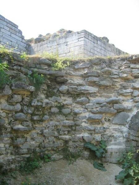 Старая Ладога, 2006: остатки каменной стены с грубой кладкой и трещинами