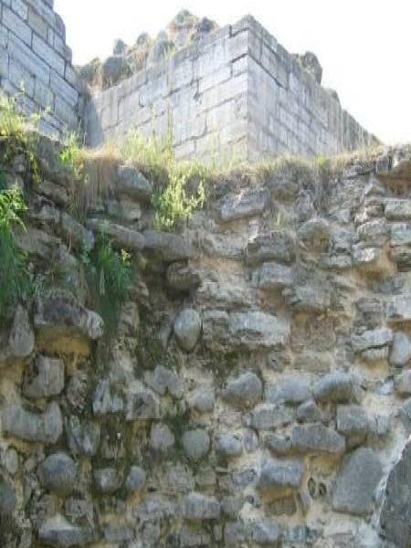 Старая Ладога, 2006: остатки каменной стены с грубой кладкой и трещинами