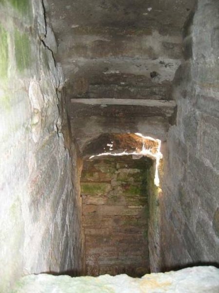 Старая Ладога, 2006: тёмный проход в каменной стене с арочным окном
