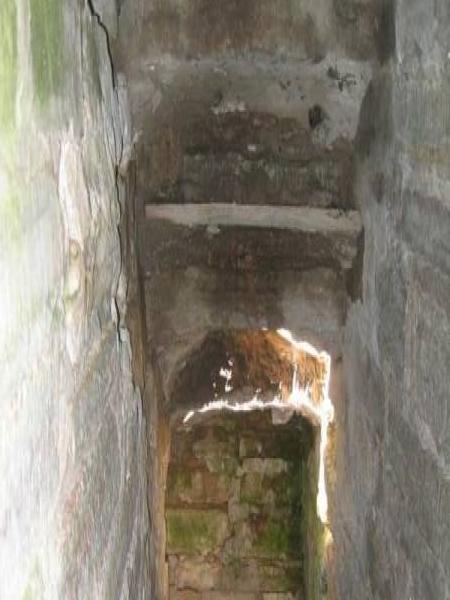 Старая Ладога, 2006: тёмный проход в каменной стене с арочным окном