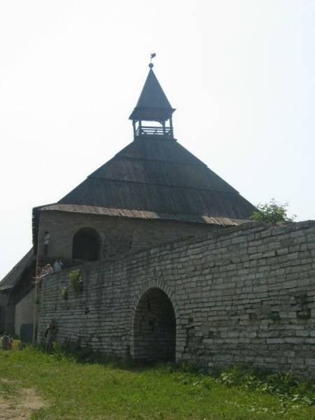 Старая Ладога, 2006: каменная стена с аркой и деревянной башней