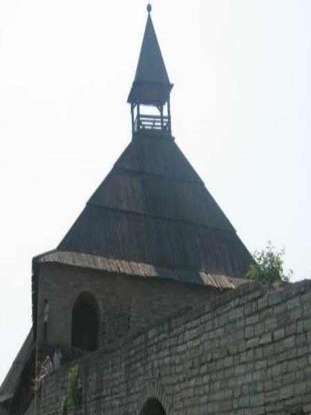 Старая Ладога, 2006: каменная стена с аркой и деревянной башней